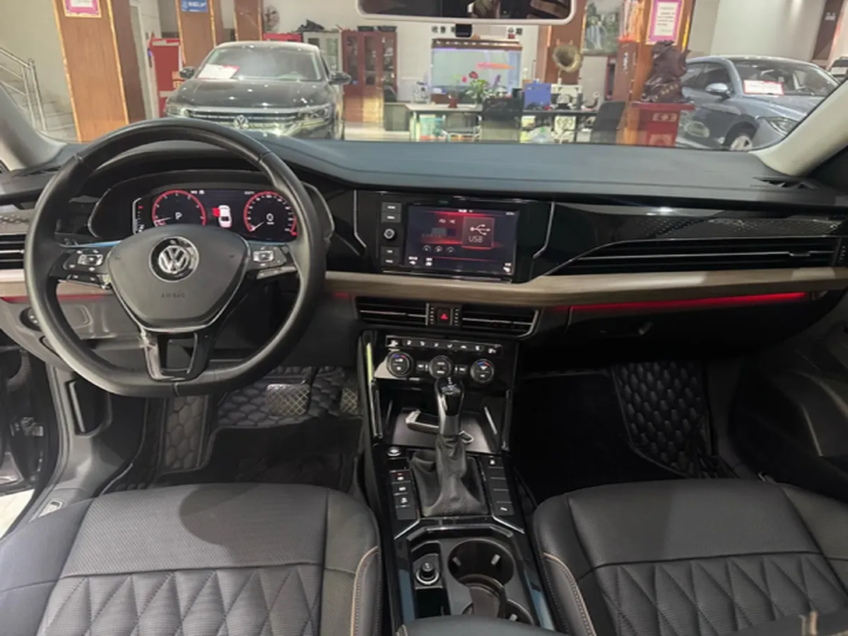 2019 Volvo V40 1.5T 152HP L4 6AT,autocango,china used car exporter,china ev exporter,chinese used car exporter,chinese used ev exporter