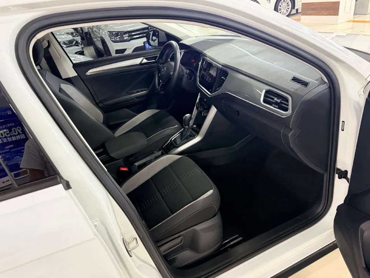2022 Volkswagen T-Roc 1.4T 150HP L4 7DCT,autocango,china used car exporter,china ev exporter,chinese used car exporter,chinese used ev exporter