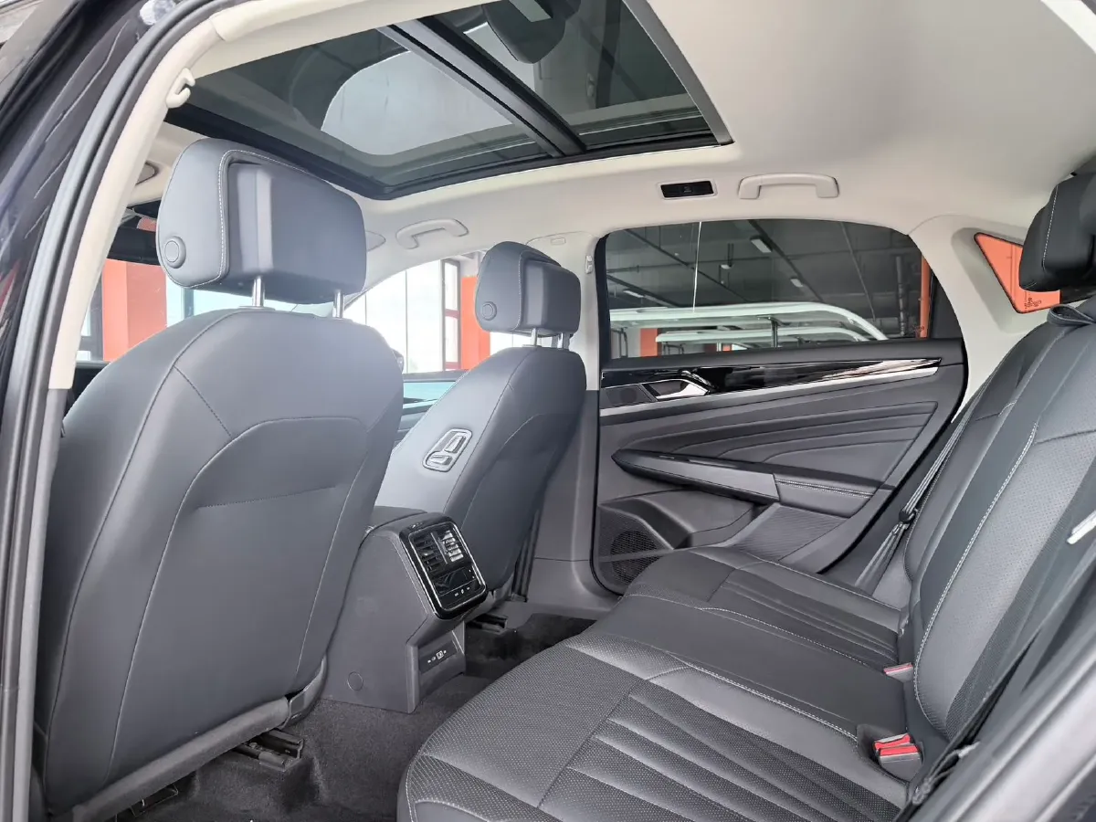 2025 Volkswagen Passat 2.0T 220HP L4 7DCT,autocango,china used car exporter,china ev exporter,chinese used car exporter,chinese used ev exporter