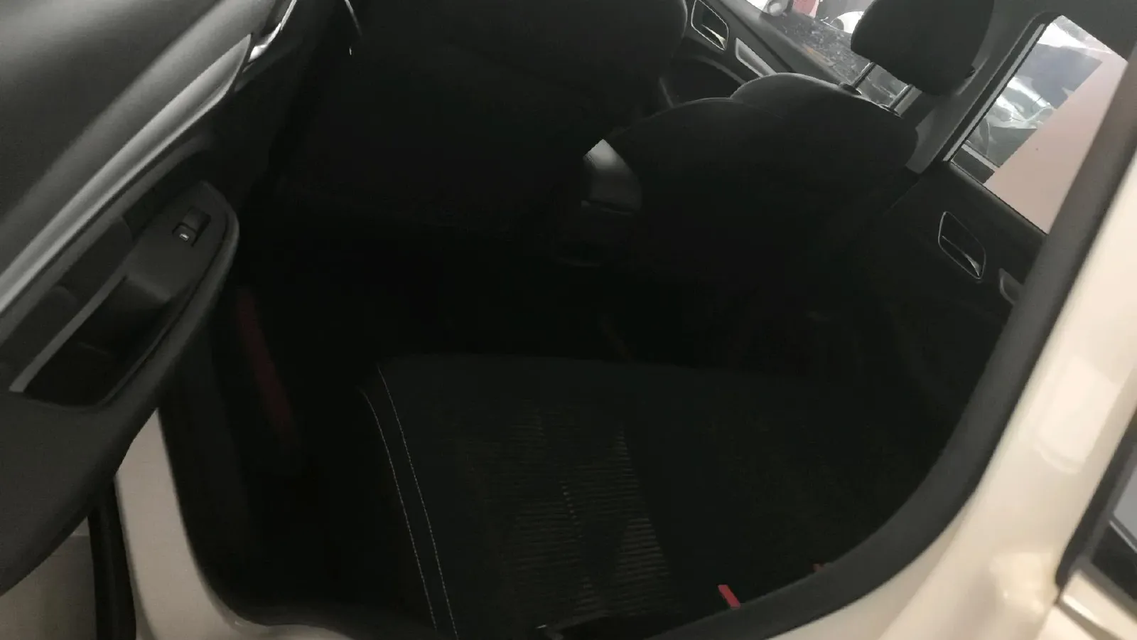 2020 Roewe RX3 1.6L 125HP L4 5MT,autocango,china used car exporter,china ev exporter,chinese used car exporter,chinese used ev exporter