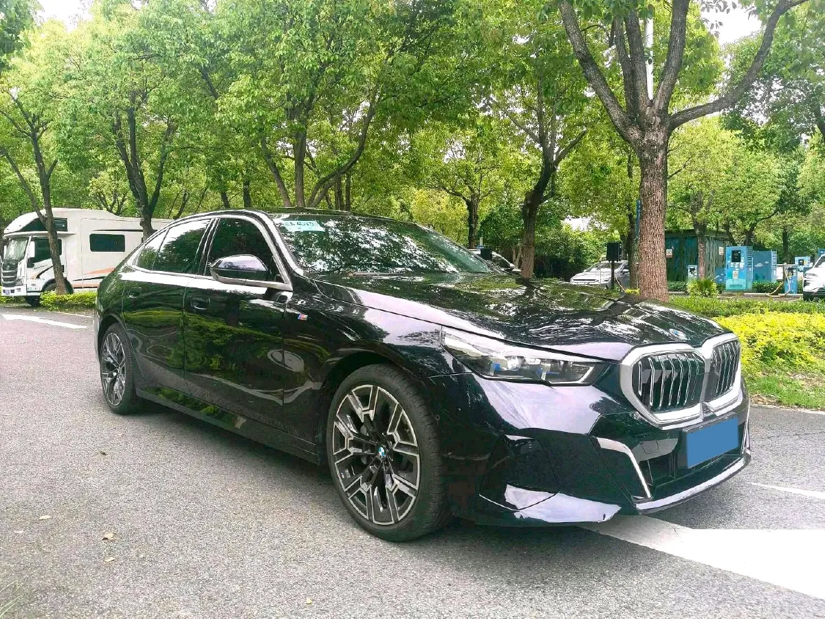 2025 BMW 5 Series 2.0T 258HP L4 8AT,autocango,china used car exporter,china ev exporter,chinese used car exporter,chinese used ev exporter