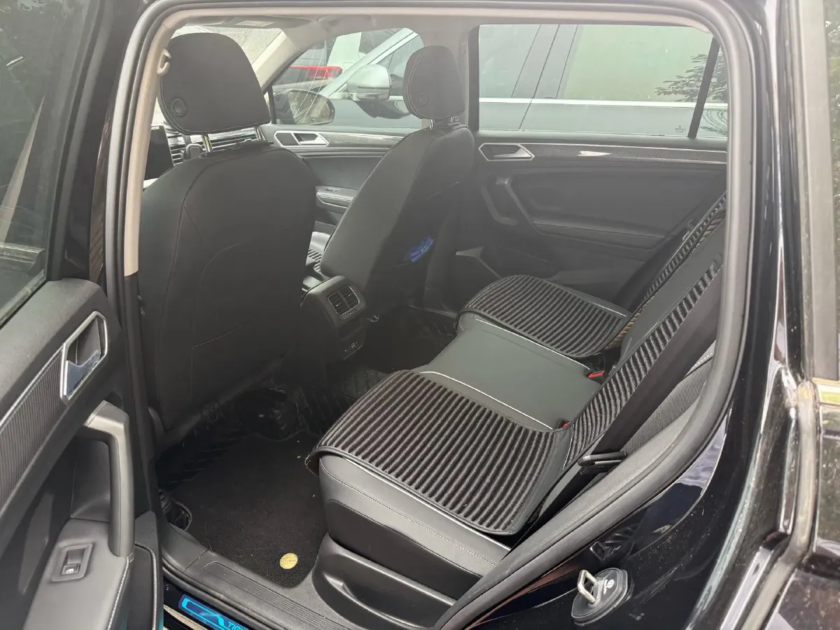 2025 Volkswagen Tiguan L 2.0T 186HP L4 7DCT,autocango,china used car exporter,china ev exporter,chinese used car exporter,chinese used ev exporter