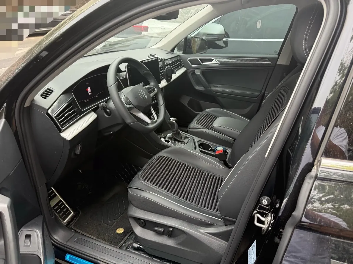 2025 Volkswagen Tiguan L 2.0T 186HP L4 7DCT,autocango,china used car exporter,china ev exporter,chinese used car exporter,chinese used ev exporter
