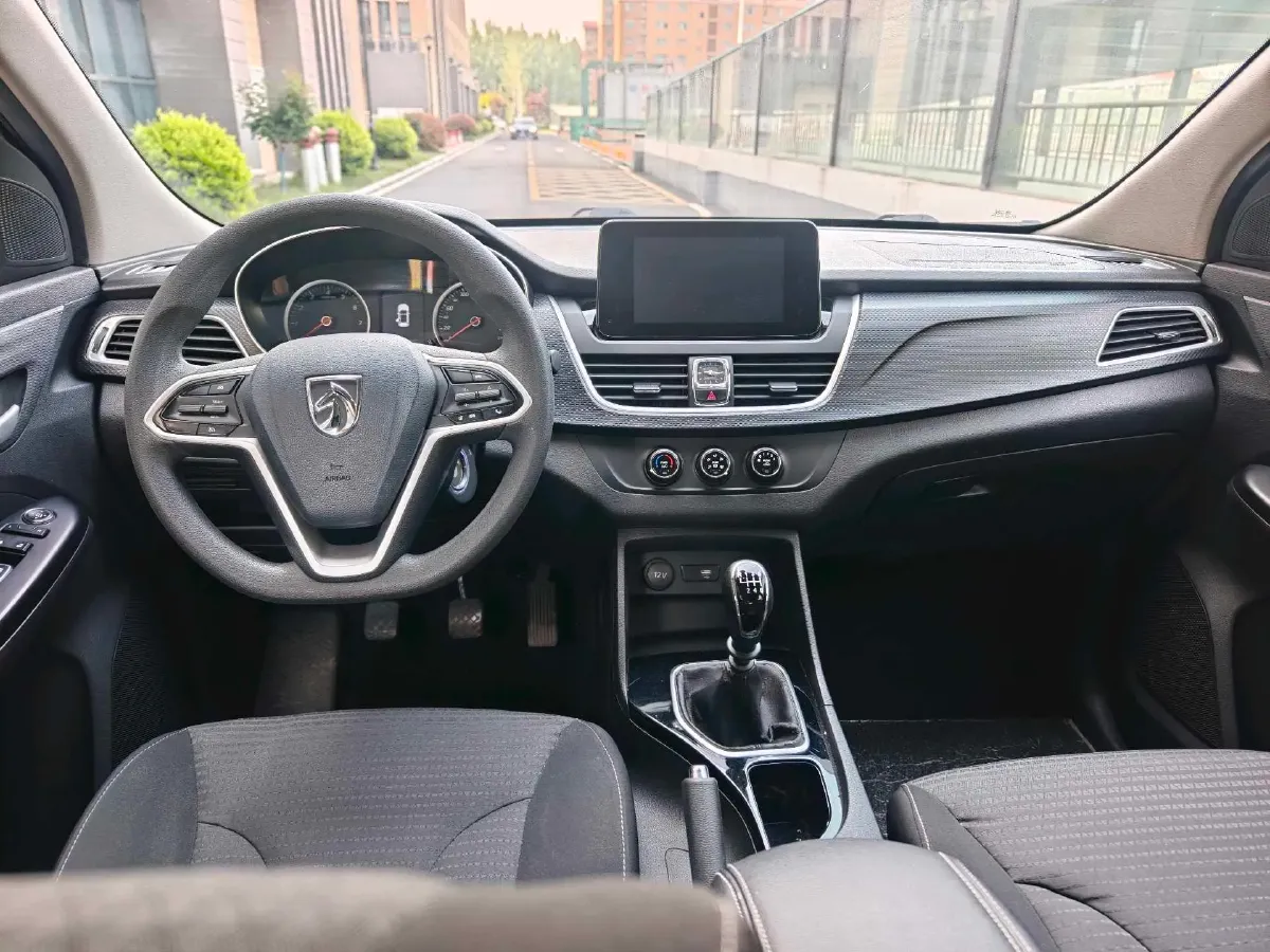 2019 BaoJun 730 1.5L 105HP L4 6MT,autocango,china used car exporter,china ev exporter,chinese used car exporter,chinese used ev exporter