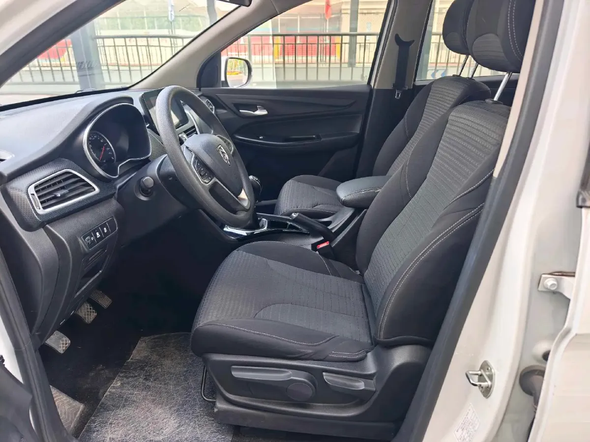 2019 BaoJun 730 1.5L 105HP L4 6MT,autocango,china used car exporter,china ev exporter,chinese used car exporter,chinese used ev exporter