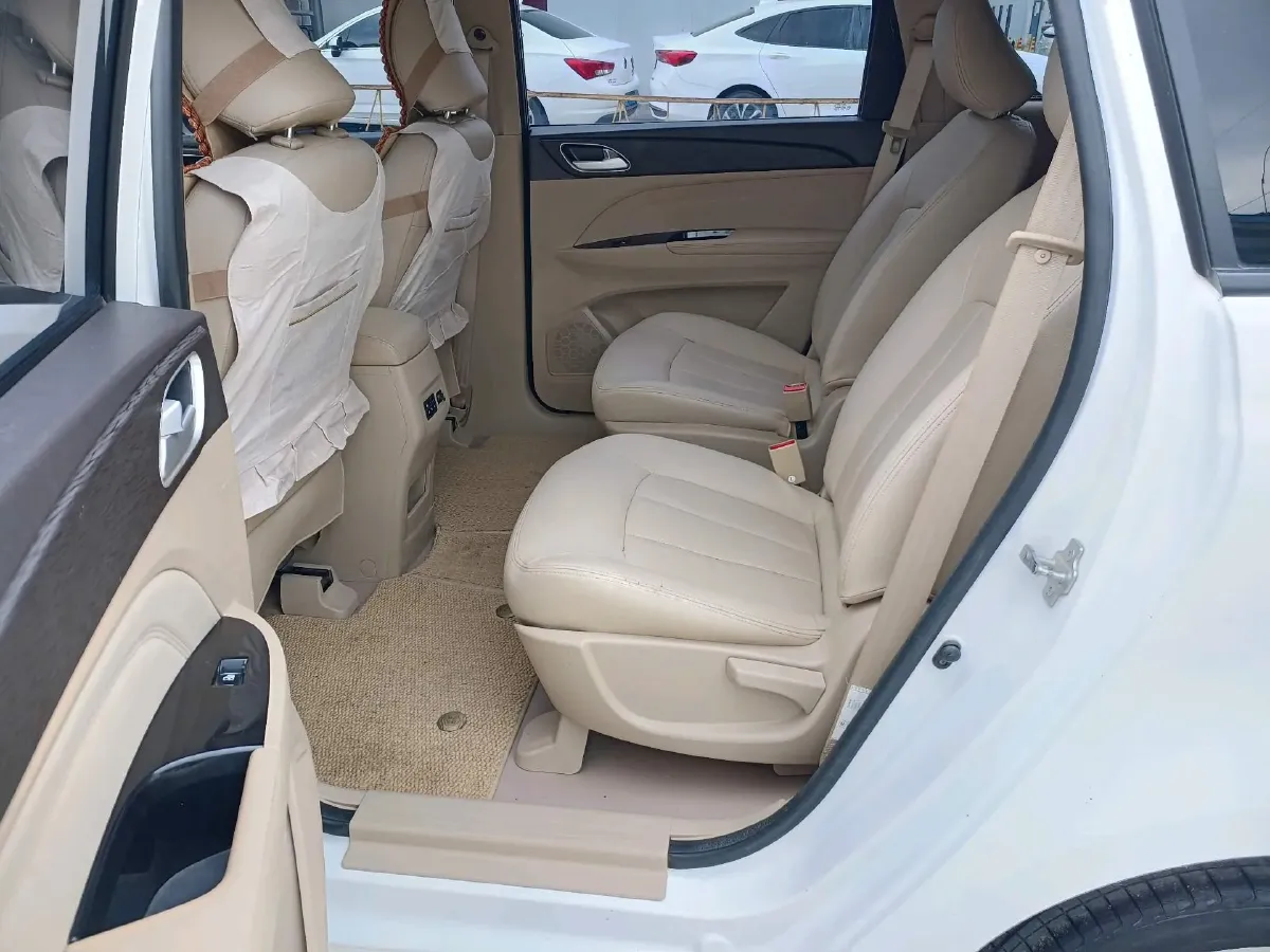2019 BaoJun 730 1.5L 105HP L4 6MT,autocango,china used car exporter,china ev exporter,chinese used car exporter,chinese used ev exporter