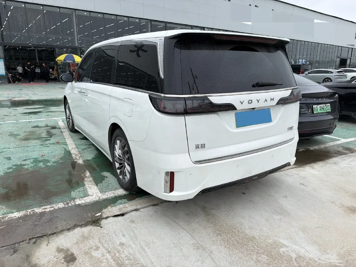 2024 Voyah Dream 1.5T 150HP L4 PHEV 43KWH,autocango,china used car exporter,china ev exporter,chinese used car exporter,chinese used ev exporter