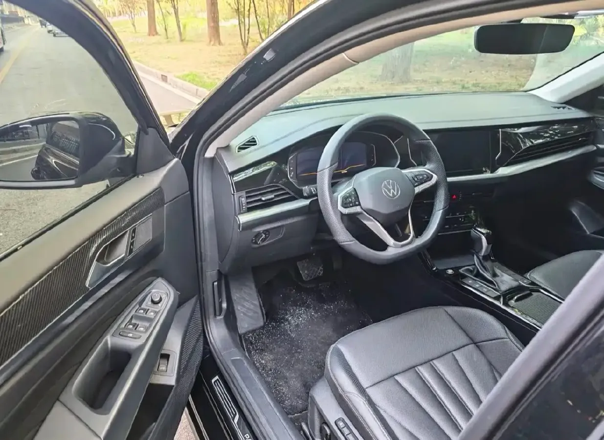 2025 Volkswagen Passat 2.0T 220HP L4 7DCT,autocango,china used car exporter,china ev exporter,chinese used car exporter,chinese used ev exporter