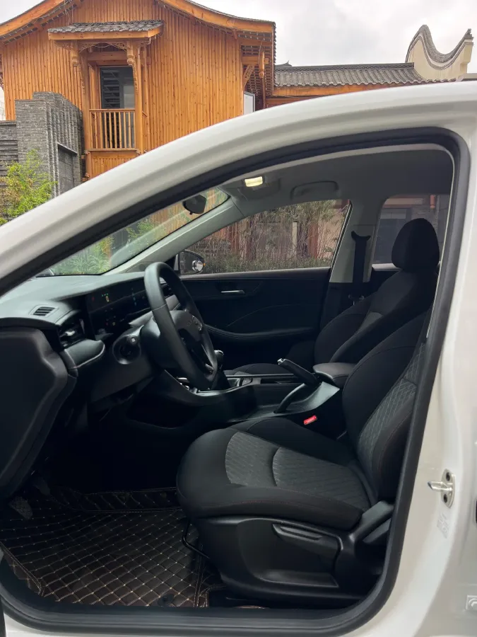 2023 Roewe i5 1.5L 129HP L4 5MT,autocango,china used car exporter,china ev exporter,chinese used car exporter,chinese used ev exporter