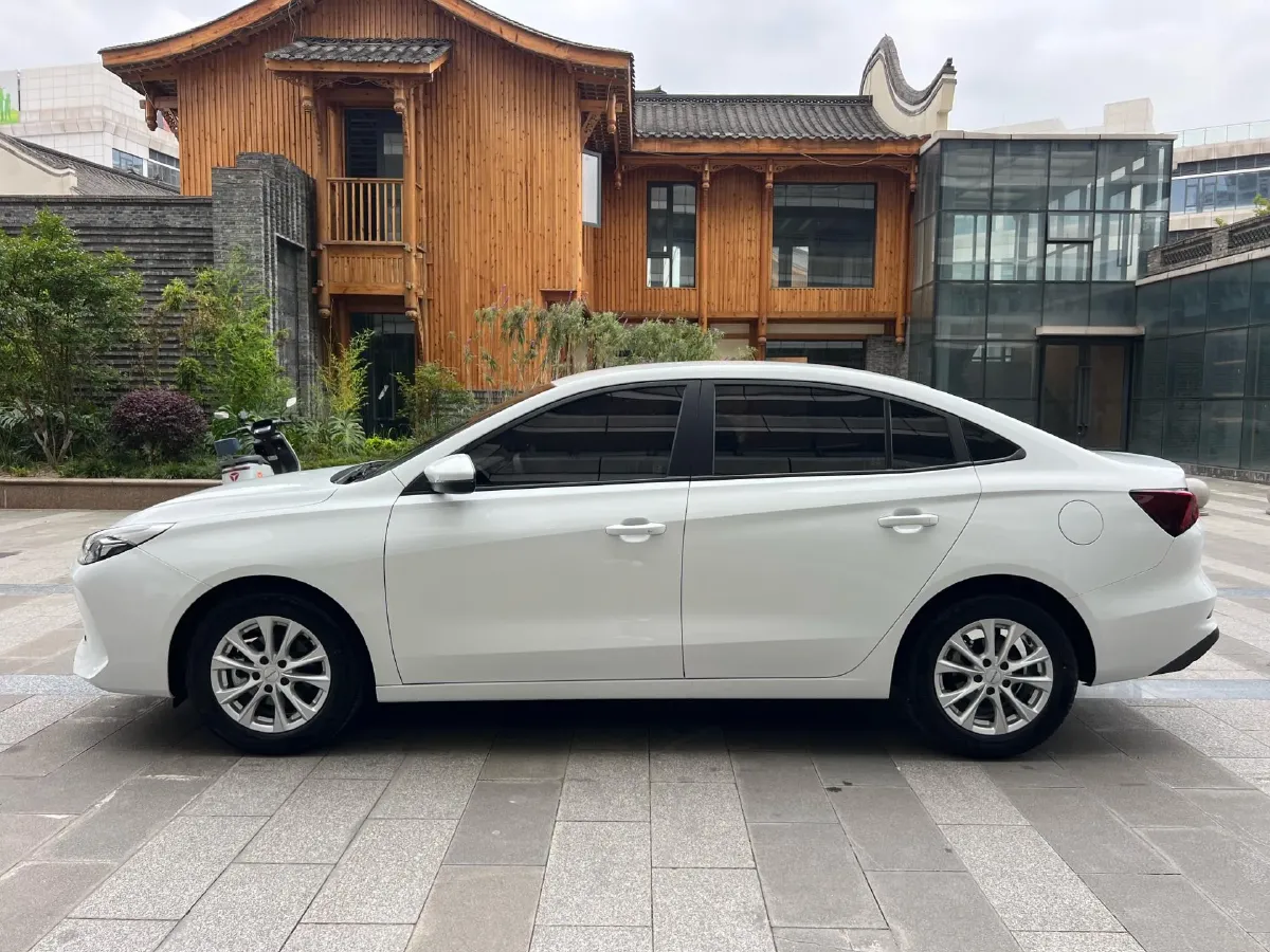 2023 Roewe i5 1.5L 129HP L4 5MT,autocango,china used car exporter,china ev exporter,chinese used car exporter,chinese used ev exporter