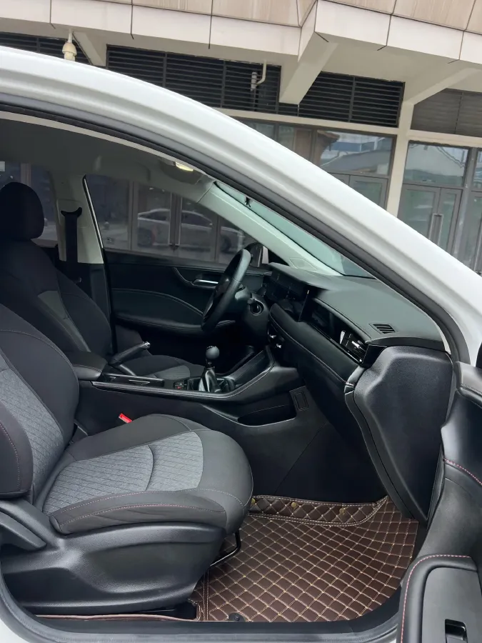 2023 Roewe i5 1.5L 129HP L4 5MT,autocango,china used car exporter,china ev exporter,chinese used car exporter,chinese used ev exporter