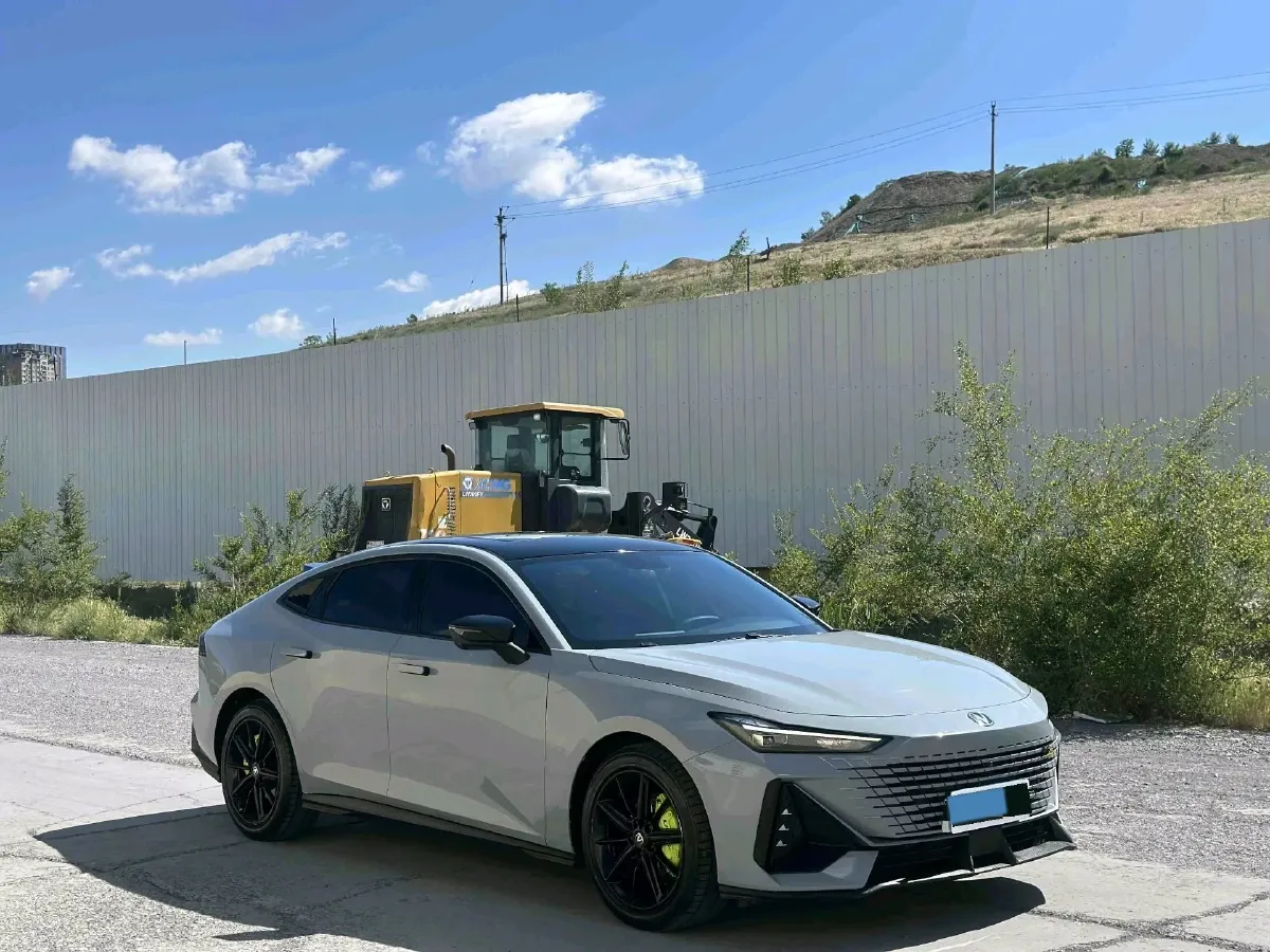 2022 ChangAn UNI-V 1.5T 188HP L4 7DCT,autocango,china used car exporter,china ev exporter,chinese used car exporter,chinese used ev exporter