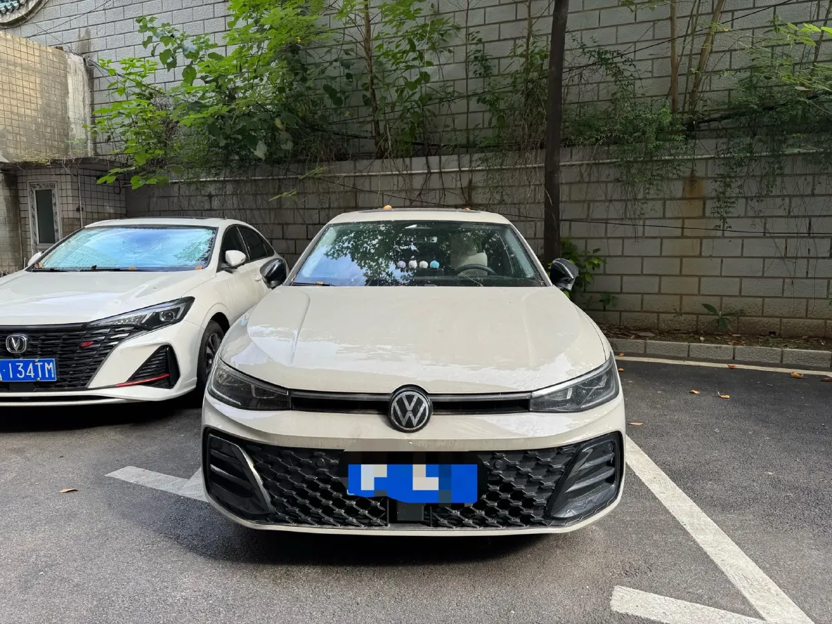 2025 Volkswagen Passat 2.0T 220HP L4 7DCT,autocango,china used car exporter,china ev exporter,chinese used car exporter,chinese used ev exporter