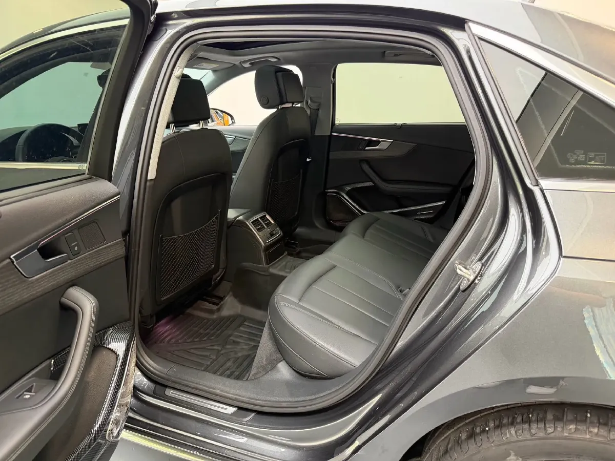 2022 Audi A4L 2.0T 190HP L4 7DCT,autocango,china used car exporter,china ev exporter,chinese used car exporter,chinese used ev exporter