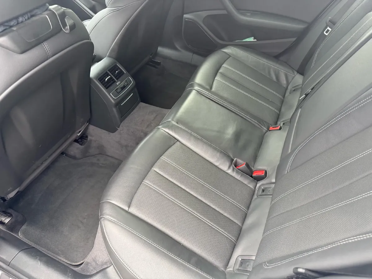 2023 Audi A4L 2.0T 190HP L4 7DCT,autocango,china used car exporter,china ev exporter,chinese used car exporter,chinese used ev exporter
