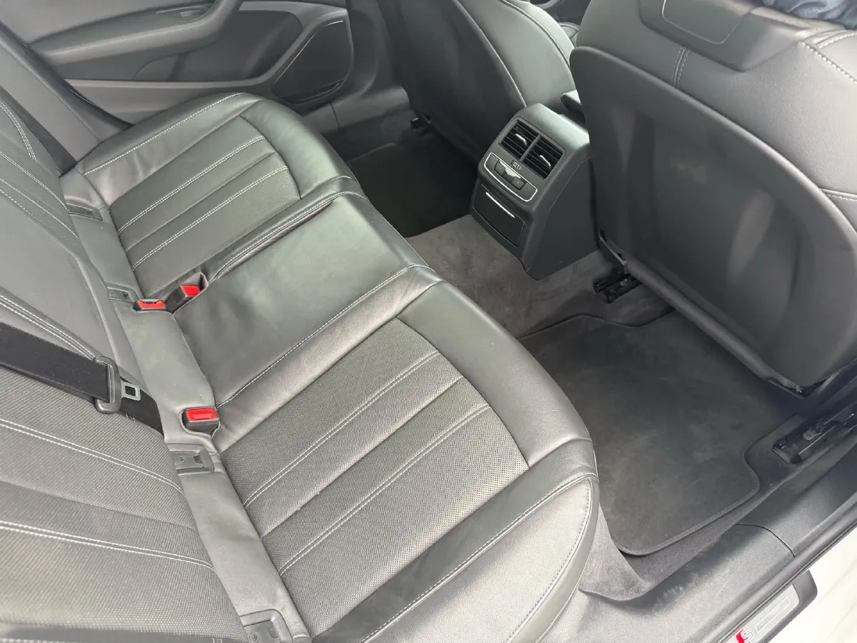 2023 Audi A4L 2.0T 190HP L4 7DCT,autocango,china used car exporter,china ev exporter,chinese used car exporter,chinese used ev exporter