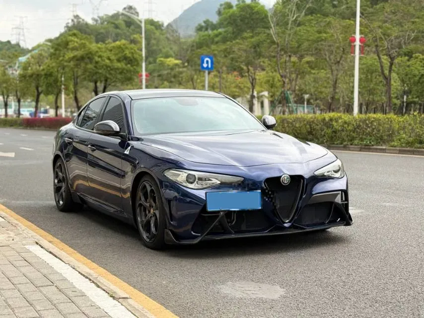 2018 Alfa Romeo Giulia 2.0T 200HP L4 8AT,autocango,china used car exporter,china ev exporter,chinese used car exporter,chinese used ev exporter