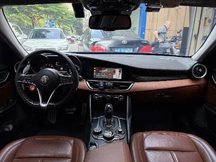 2018 Alfa Romeo Giulia 2.0T 200HP L4 8AT,autocango,china used car exporter,china ev exporter,chinese used car exporter,chinese used ev exporter