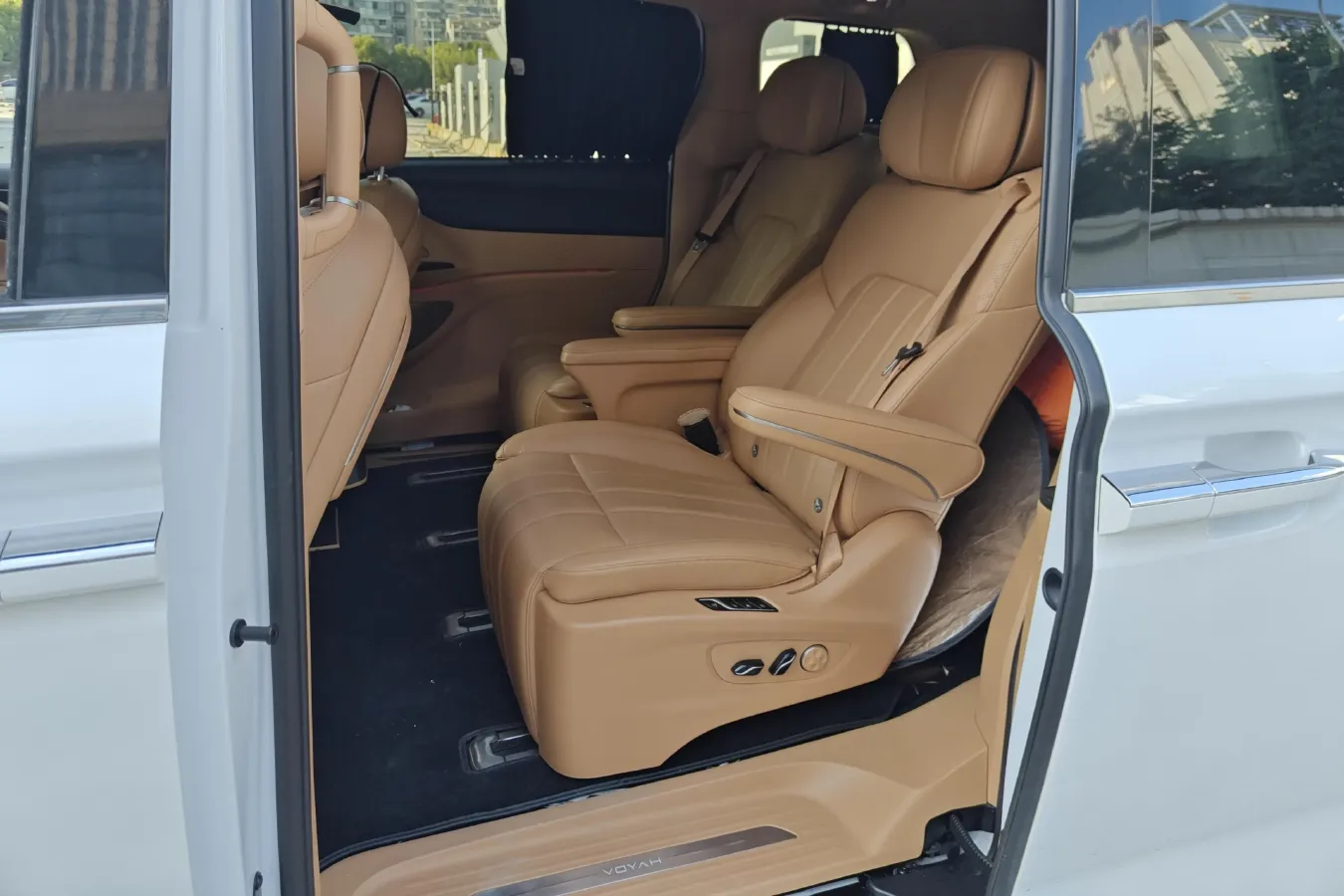 2024 Voyah Dream 1.5T 150HP L4 PHEV 43KWH,autocango,china used car exporter,china ev exporter,chinese used car exporter,chinese used ev exporter