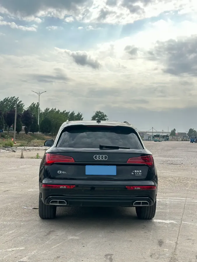 2023 Audi Q5L 2.0T 190HP L4 7DCT,autocango,china used car exporter,china ev exporter,chinese used car exporter,chinese used ev exporter
