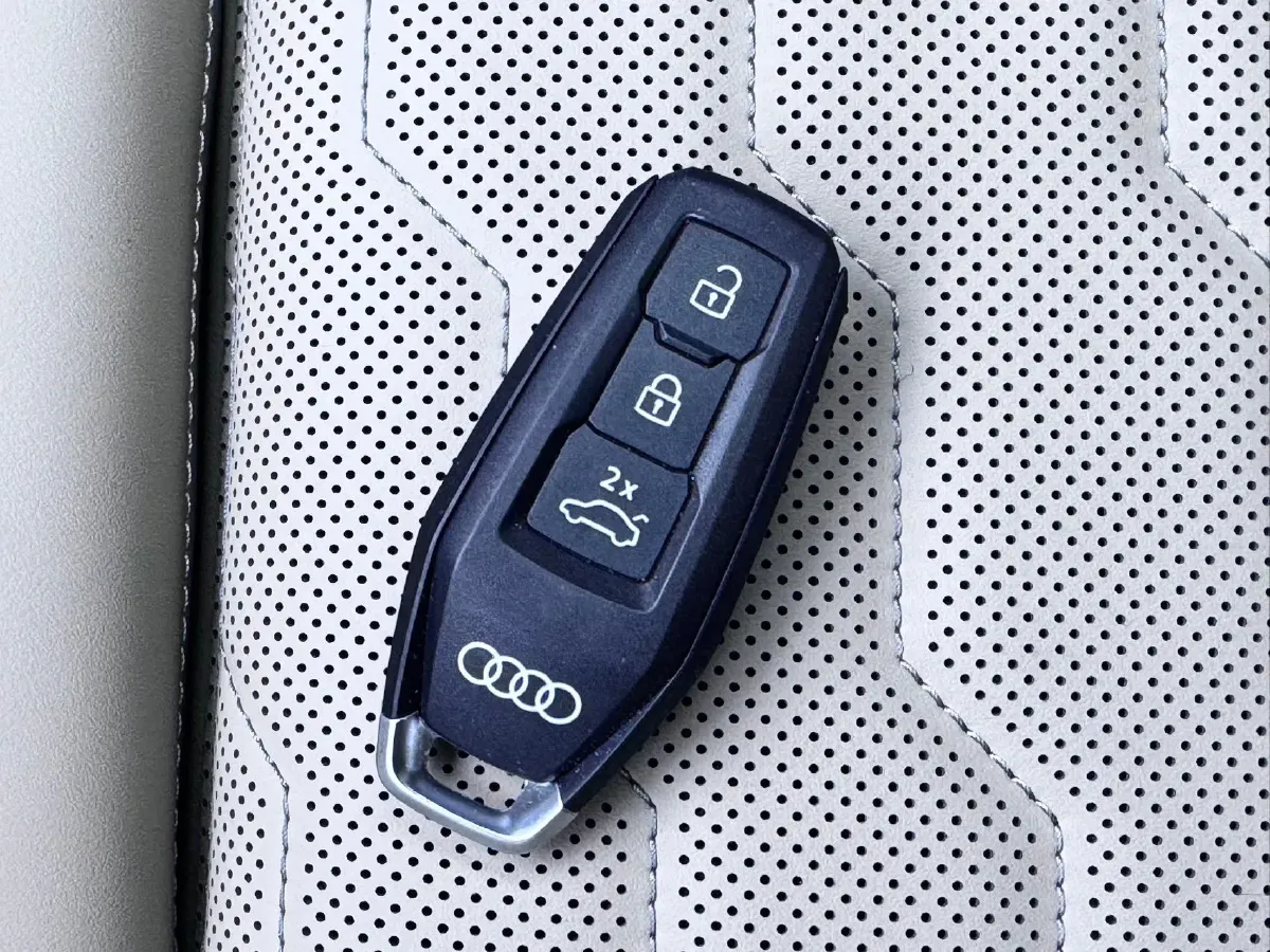 2025 Audi Q5L 2.0T 245HP L4 7DCT,autocango,china used car exporter,china ev exporter,chinese used car exporter,chinese used ev exporter