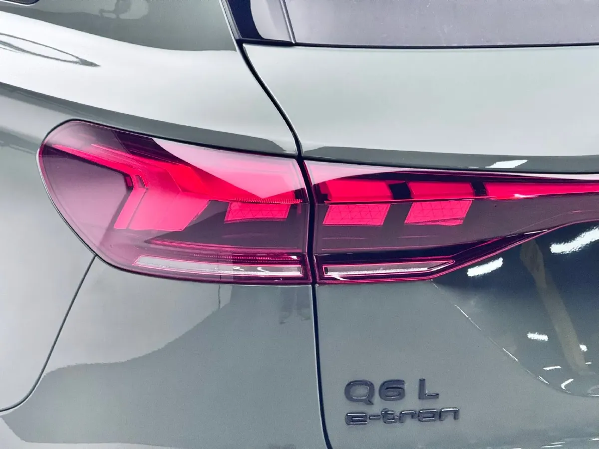2025 Audi Q5L 2.0T 245HP L4 7DCT,autocango,china used car exporter,china ev exporter,chinese used car exporter,chinese used ev exporter