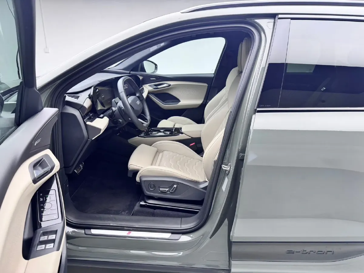 2025 Audi Q5L 2.0T 245HP L4 7DCT,autocango,china used car exporter,china ev exporter,chinese used car exporter,chinese used ev exporter