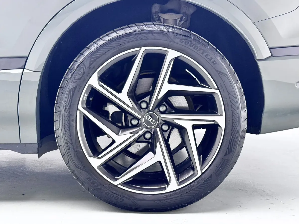 2025 Audi Q5L 2.0T 245HP L4 7DCT,autocango,china used car exporter,china ev exporter,chinese used car exporter,chinese used ev exporter