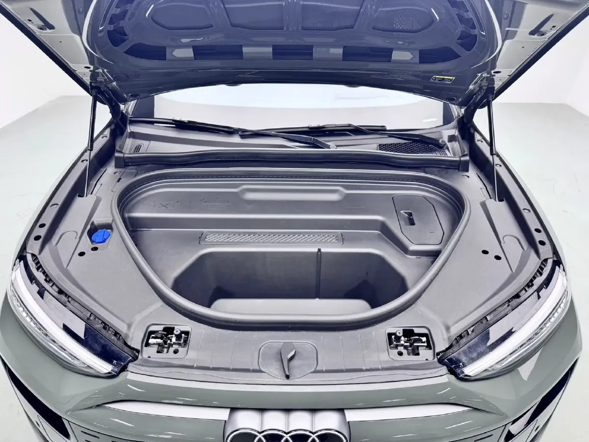 2025 Audi Q5L 2.0T 245HP L4 7DCT,autocango,china used car exporter,china ev exporter,chinese used car exporter,chinese used ev exporter