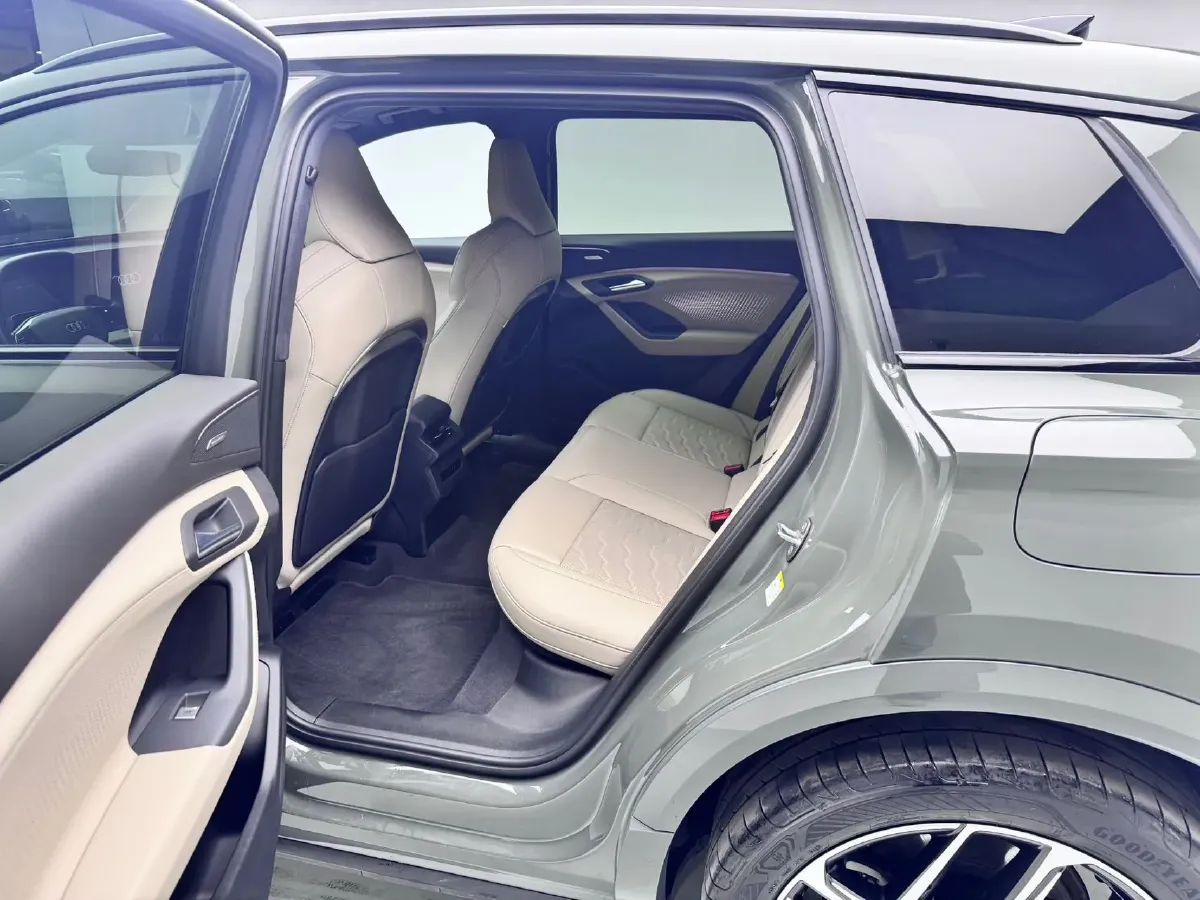 2025 Audi Q5L 2.0T 245HP L4 7DCT,autocango,china used car exporter,china ev exporter,chinese used car exporter,chinese used ev exporter