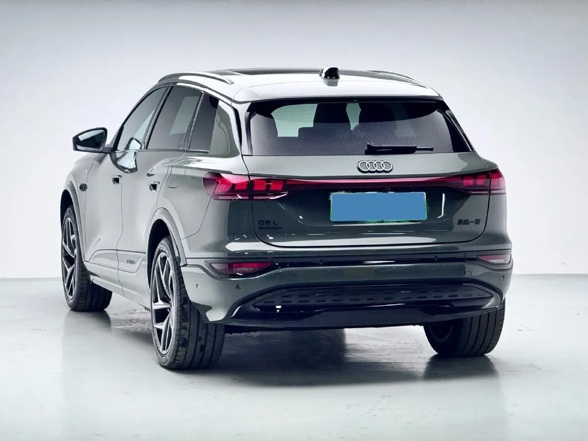 2025 Audi Q5L 2.0T 245HP L4 7DCT,autocango,china used car exporter,china ev exporter,chinese used car exporter,chinese used ev exporter