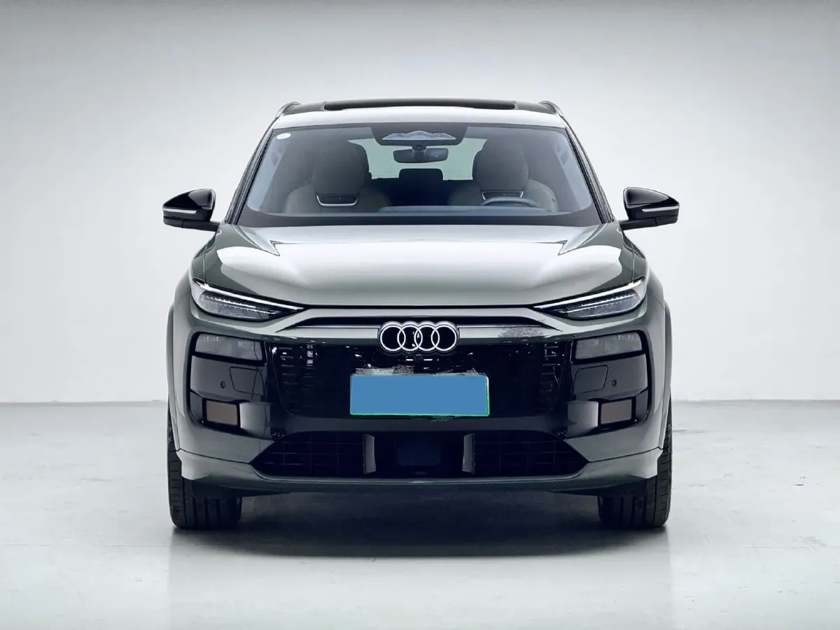 2025 Audi Q5L 2.0T 245HP L4 7DCT,autocango,china used car exporter,china ev exporter,chinese used car exporter,chinese used ev exporter