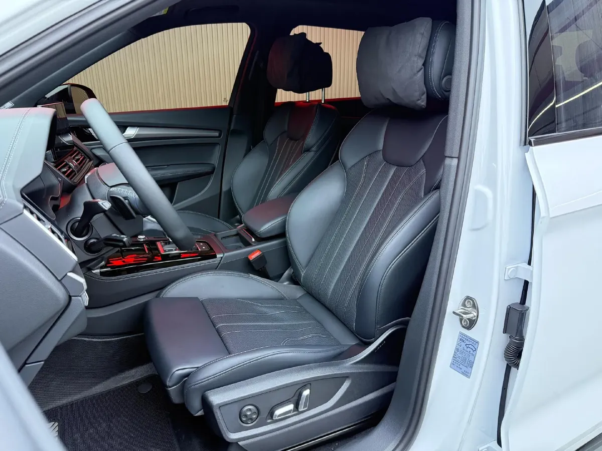 2025 Audi Q5L 2.0T 190HP L4 7DCT,autocango,china used car exporter,china ev exporter,chinese used car exporter,chinese used ev exporter