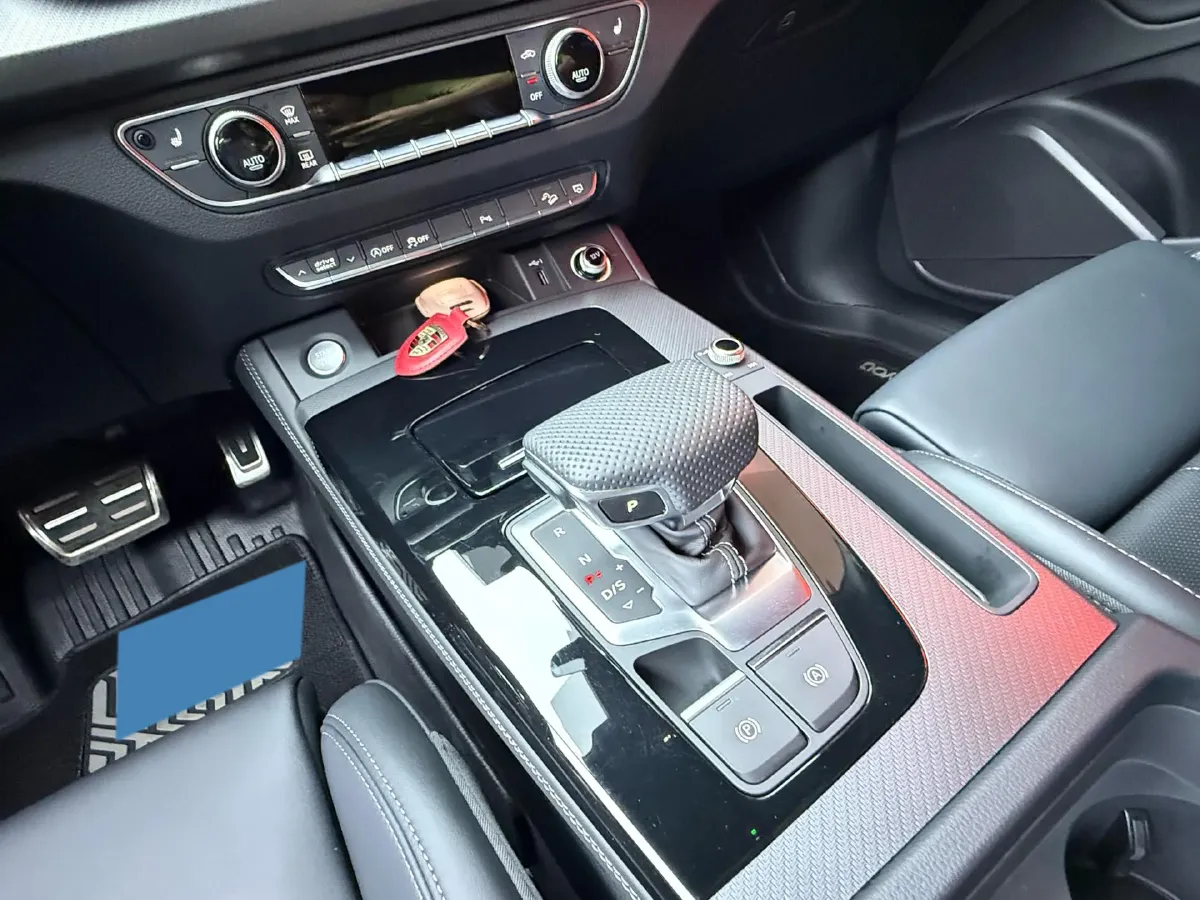 2025 Audi Q5L 2.0T 190HP L4 7DCT,autocango,china used car exporter,china ev exporter,chinese used car exporter,chinese used ev exporter