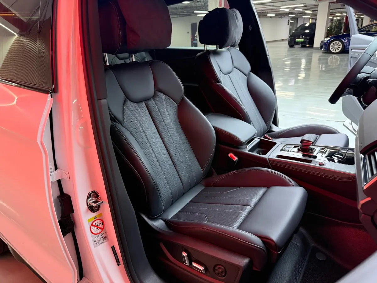 2025 Audi Q5L 2.0T 190HP L4 7DCT,autocango,china used car exporter,china ev exporter,chinese used car exporter,chinese used ev exporter