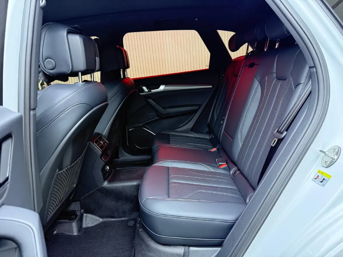 2025 Audi Q5L 2.0T 190HP L4 7DCT,autocango,china used car exporter,china ev exporter,chinese used car exporter,chinese used ev exporter