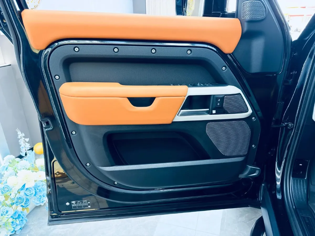 2024 Land Rover Defender 3.0T 400HP L6 8AT,autocango,china used car exporter,china ev exporter,chinese used car exporter,chinese used ev exporter
