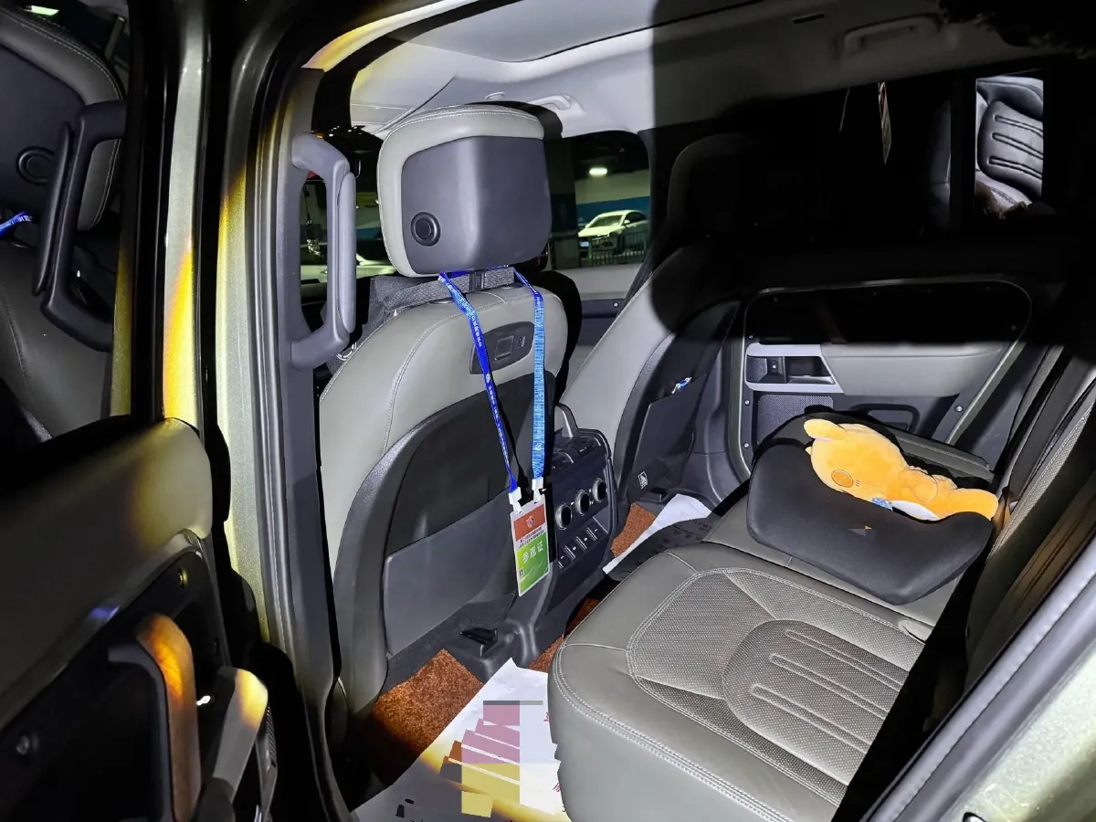 2020 Land Rover Defender 3.0T 400HP L6 8AT,autocango,china used car exporter,china ev exporter,chinese used car exporter,chinese used ev exporter
