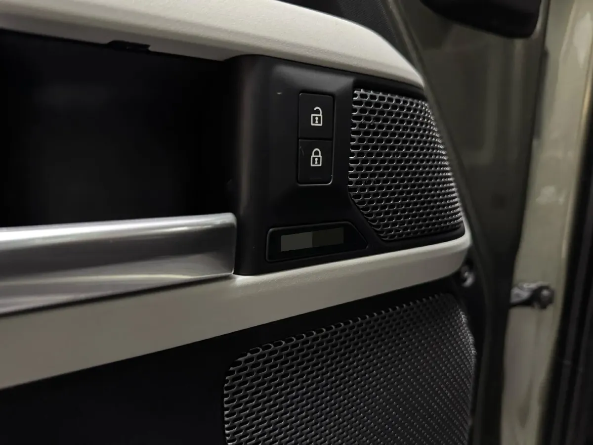 2022 Land Rover Defender 3.0T 400HP L6 8AT,autocango,china used car exporter,china ev exporter,chinese used car exporter,chinese used ev exporter