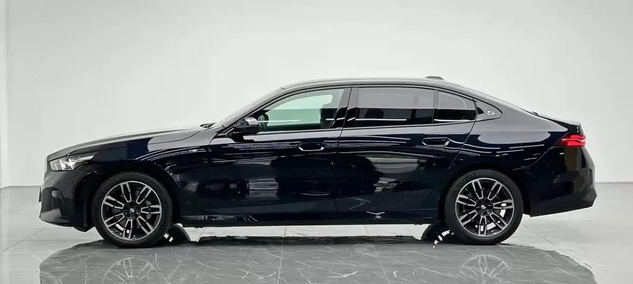 2025 BMW 5 Series 2.0T 258HP L4 8AT,autocango,china used car exporter,china ev exporter,chinese used car exporter,chinese used ev exporter