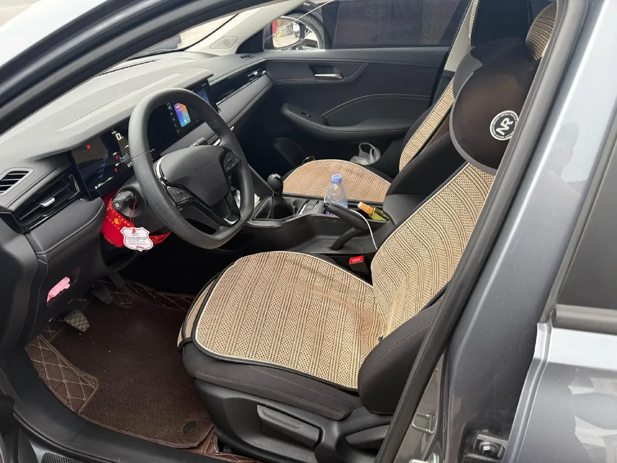 2023 Roewe i5 1.5L 129HP L4 5MT,autocango,china used car exporter,china ev exporter,chinese used car exporter,chinese used ev exporter