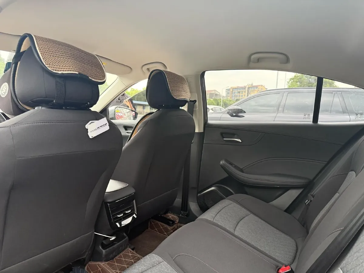 2023 Roewe i5 1.5L 129HP L4 5MT,autocango,china used car exporter,china ev exporter,chinese used car exporter,chinese used ev exporter