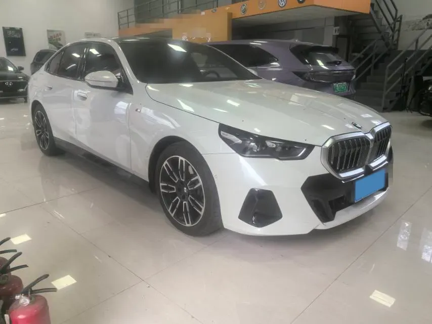 2024 BMW 5 Series 2.0T 190HP L4 8AT,autocango,china used car exporter,china ev exporter,chinese used car exporter,chinese used ev exporter