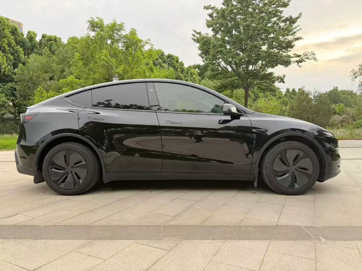 2025 Tesla Model Y BEV 62.5KWH,autocango,china used car exporter,china ev exporter,chinese used car exporter,chinese used ev exporter