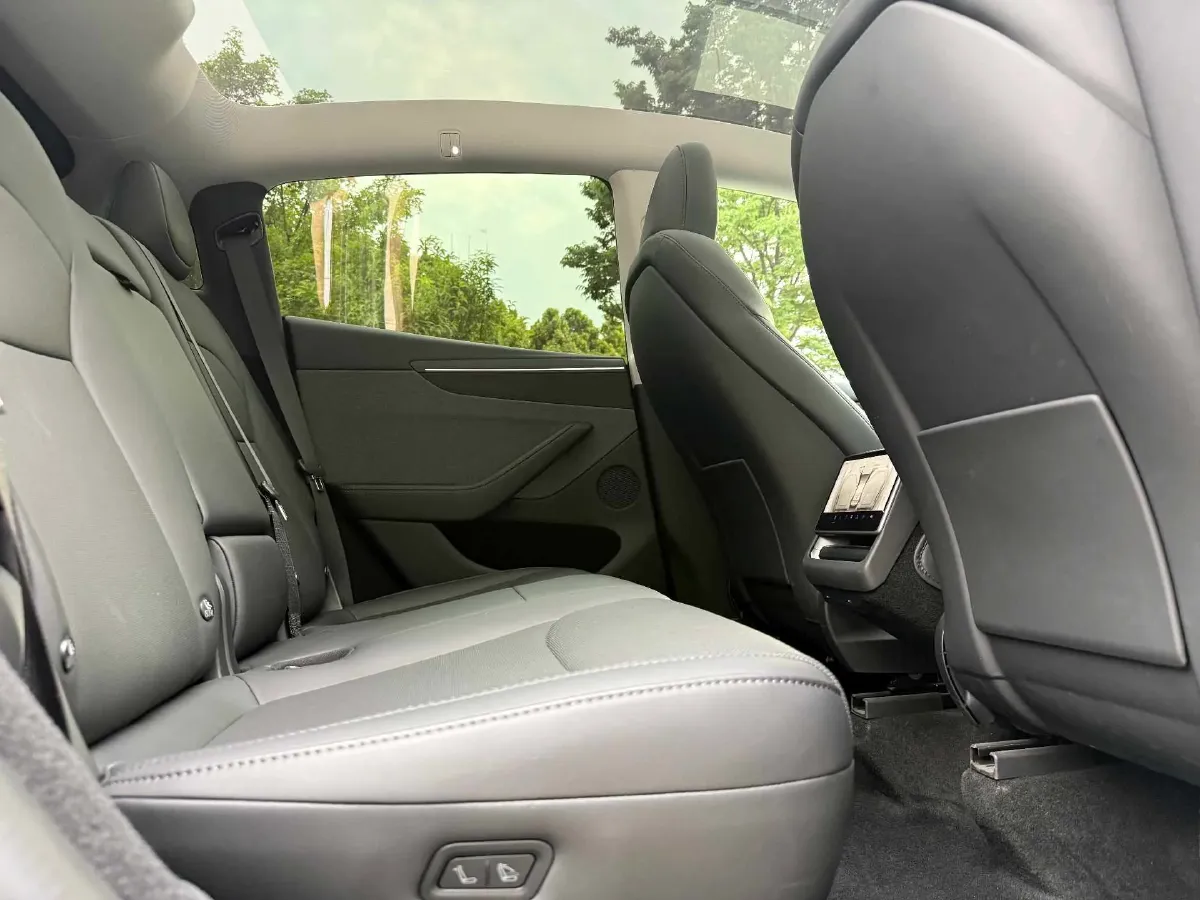2025 Tesla Model Y BEV 62.5KWH,autocango,china used car exporter,china ev exporter,chinese used car exporter,chinese used ev exporter