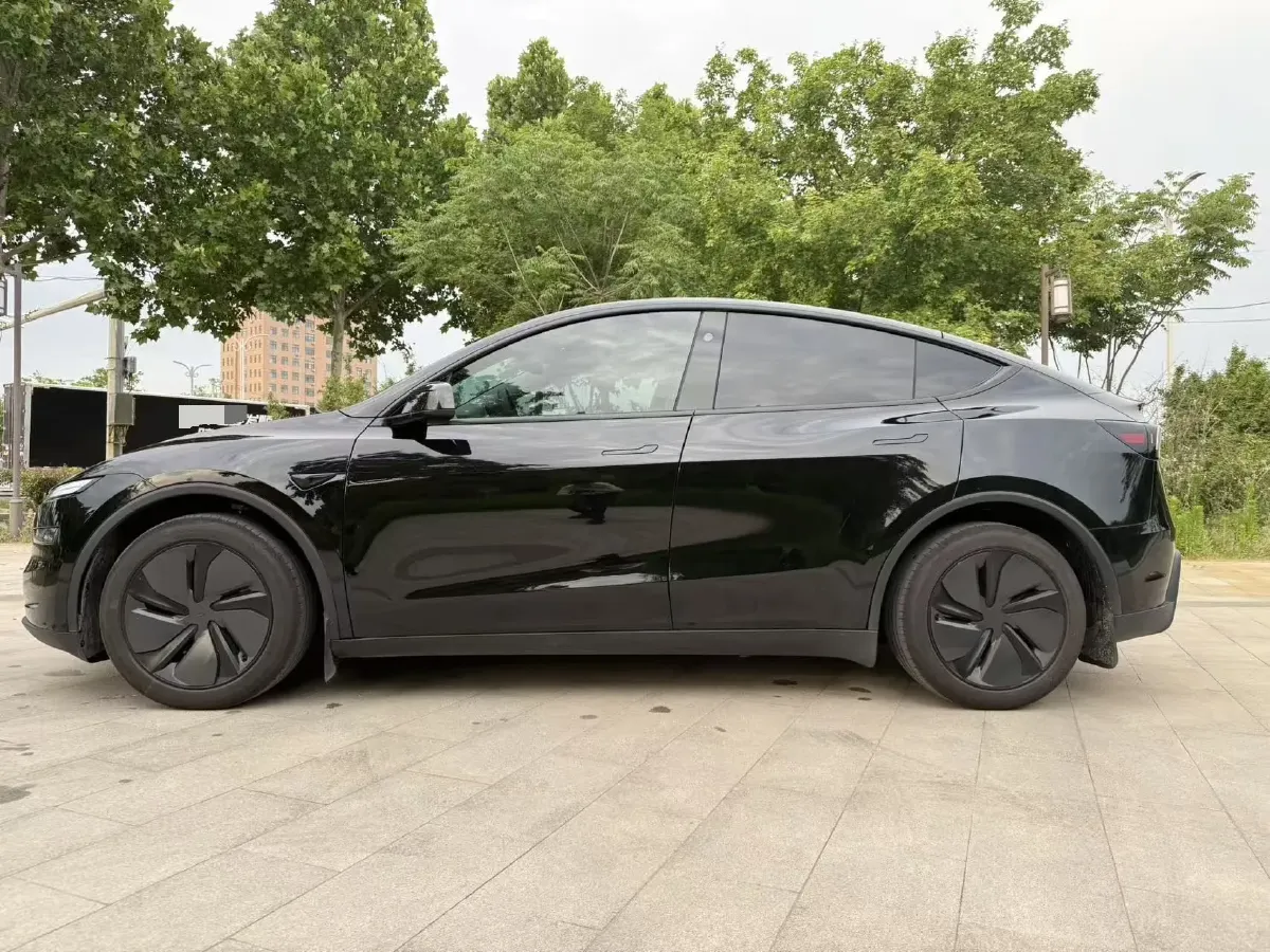 2025 Tesla Model Y BEV 62.5KWH,autocango,china used car exporter,china ev exporter,chinese used car exporter,chinese used ev exporter