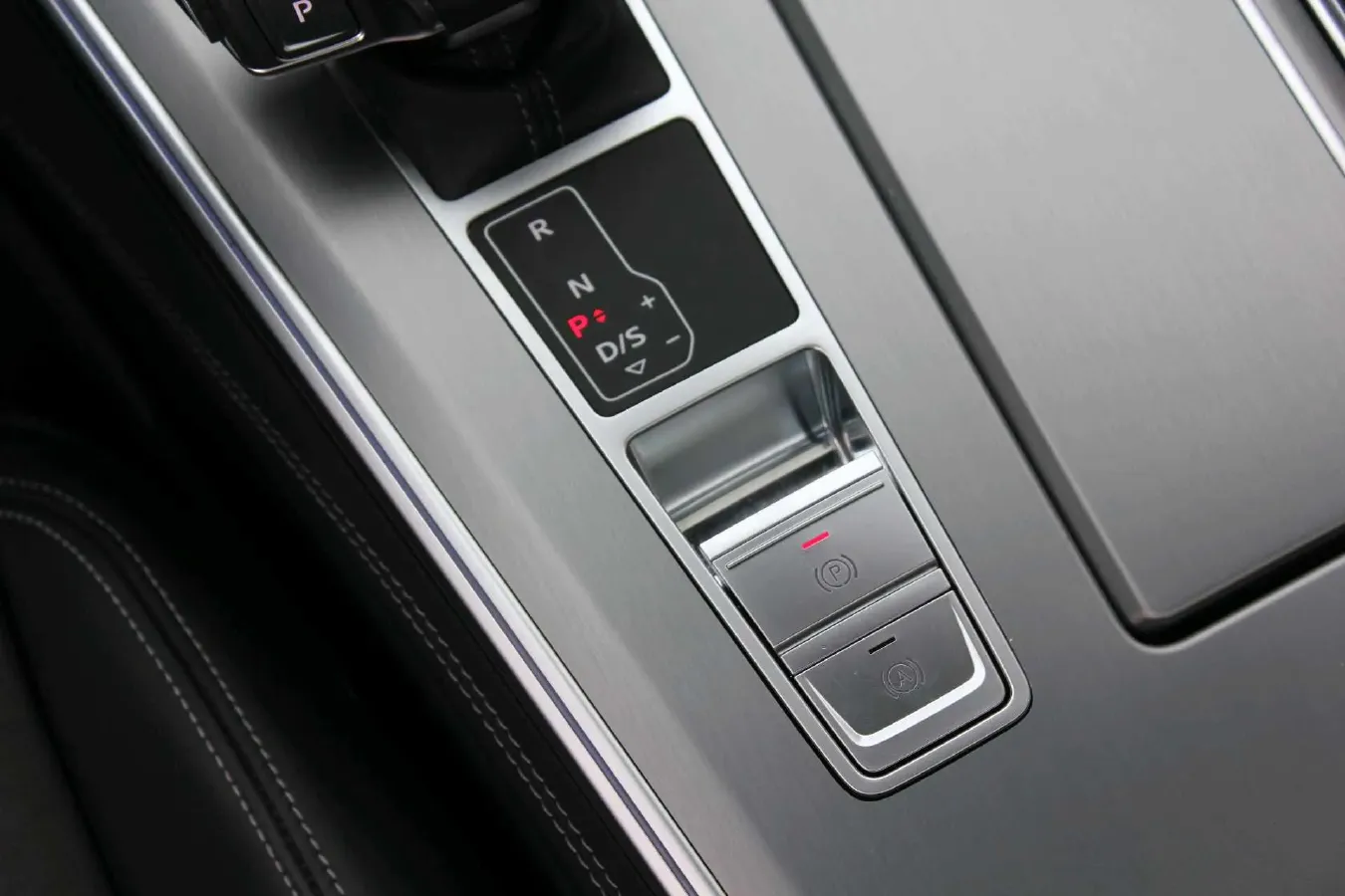 2025 Audi A7L 2.0T 245HP L4 7DCT,autocango,china used car exporter,china ev exporter,chinese used car exporter,chinese used ev exporter
