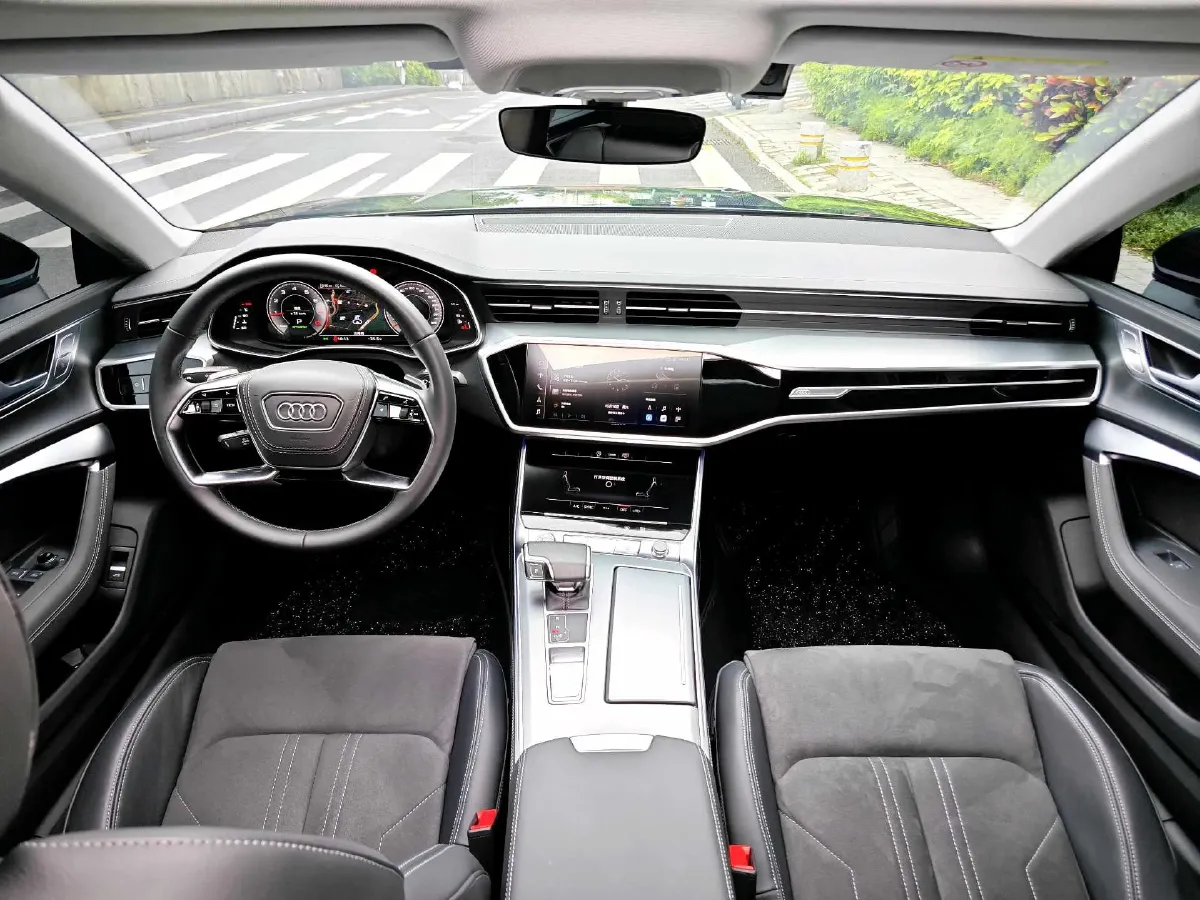 2025 Audi A7L 2.0T 245HP L4 7DCT,autocango,china used car exporter,china ev exporter,chinese used car exporter,chinese used ev exporter