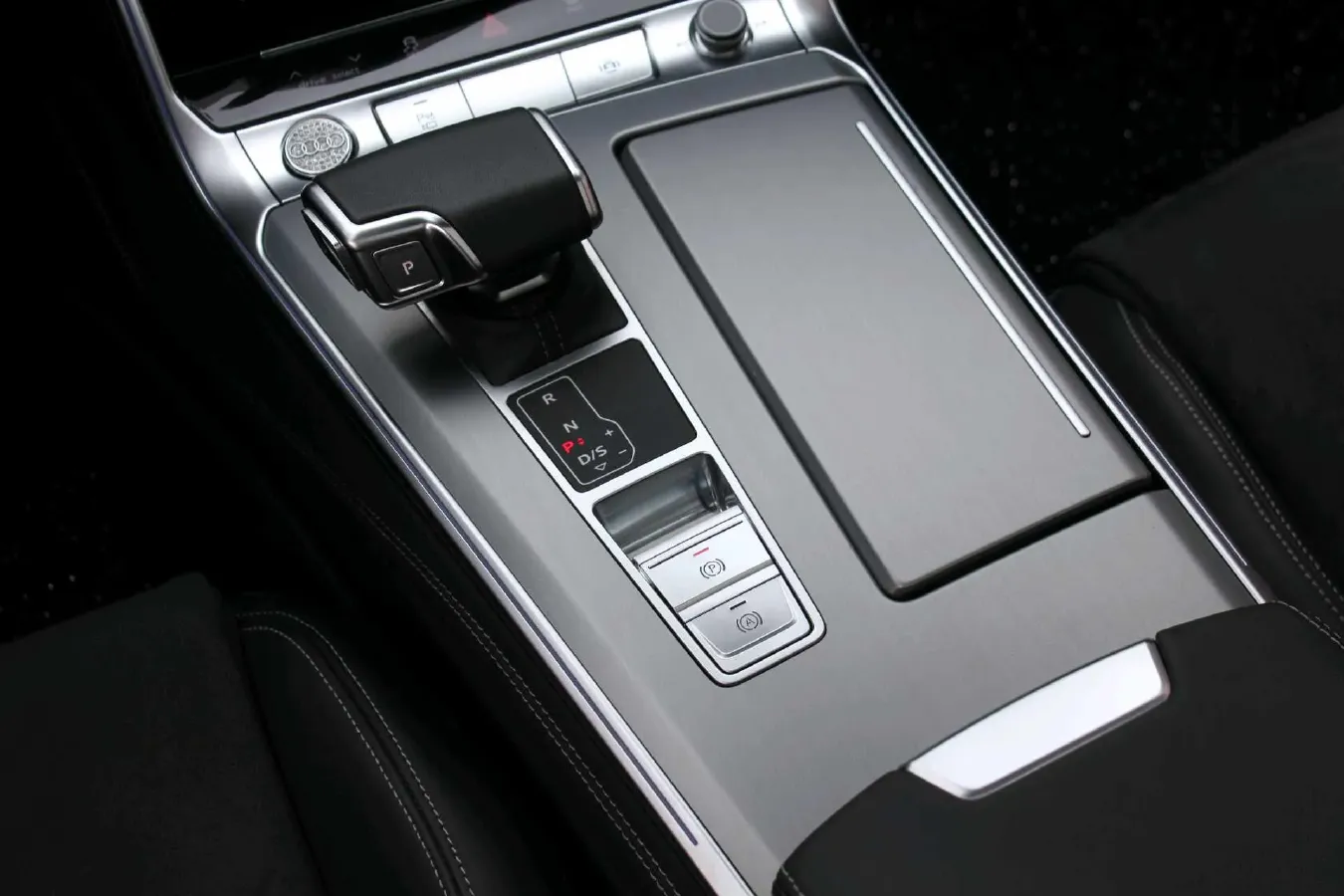 2025 Audi A7L 2.0T 245HP L4 7DCT,autocango,china used car exporter,china ev exporter,chinese used car exporter,chinese used ev exporter