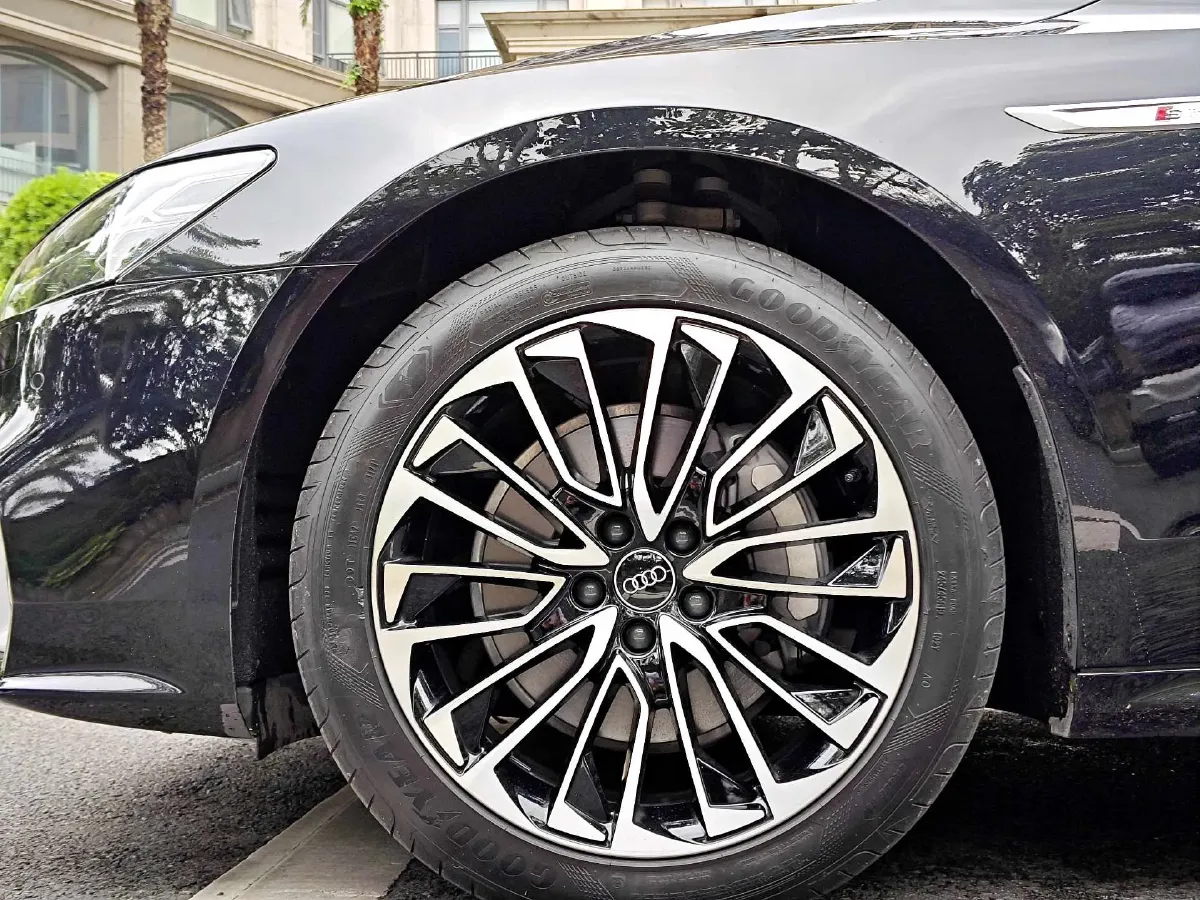 2025 Audi A7L 2.0T 245HP L4 7DCT,autocango,china used car exporter,china ev exporter,chinese used car exporter,chinese used ev exporter